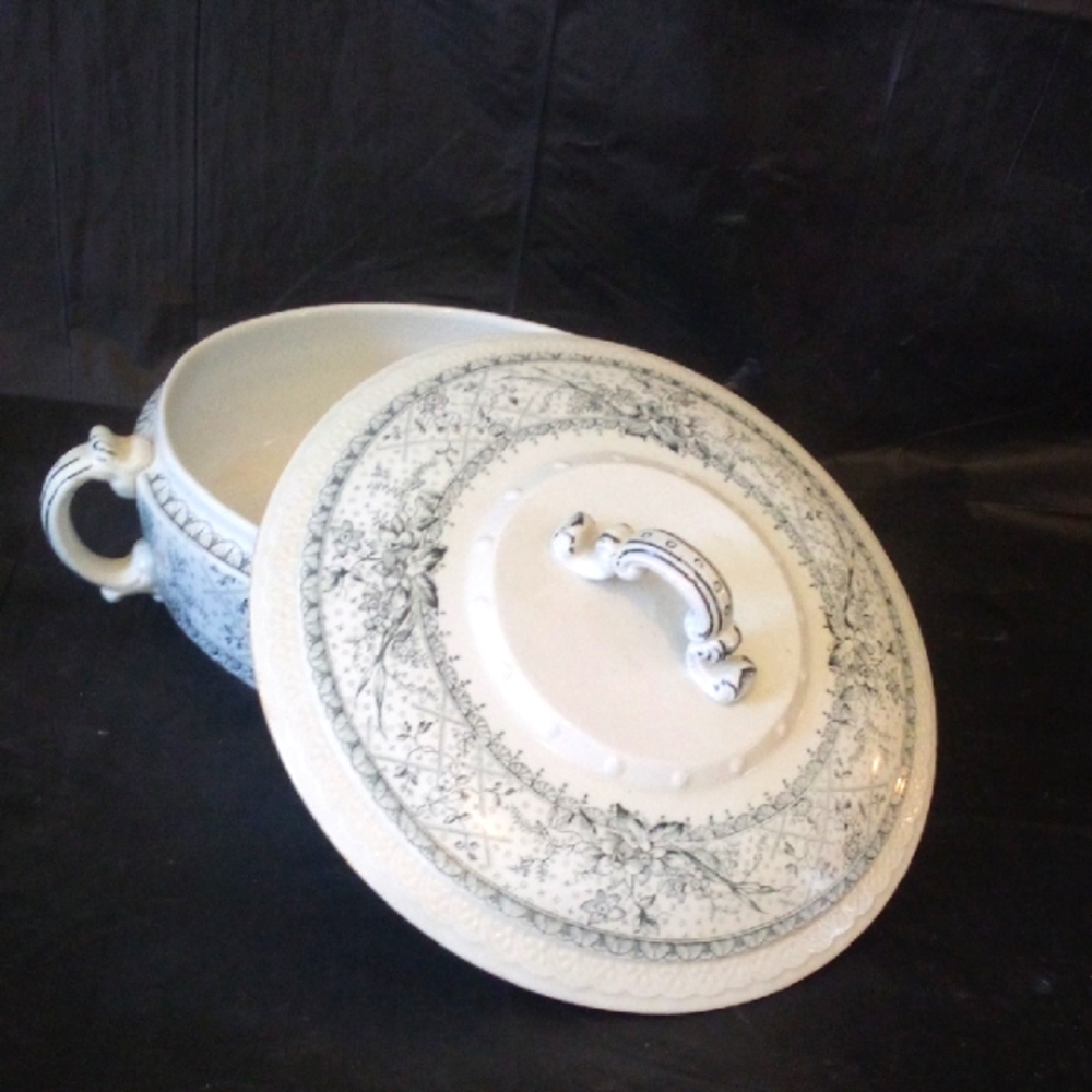 Antique Johnson Brothers England Staffordsh Tureen 2 Quart Lace Pattern